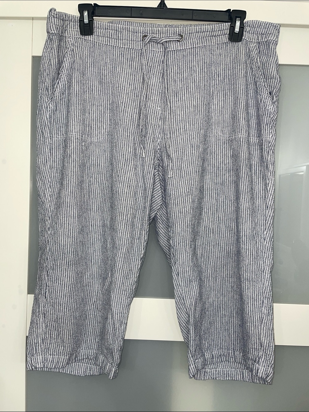 Per Se Women's Blue Pinstripe Capris